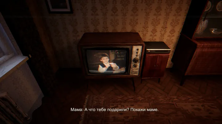 На экране старого телевизора — домашнее видео: улыбающийся мальчик с подарком